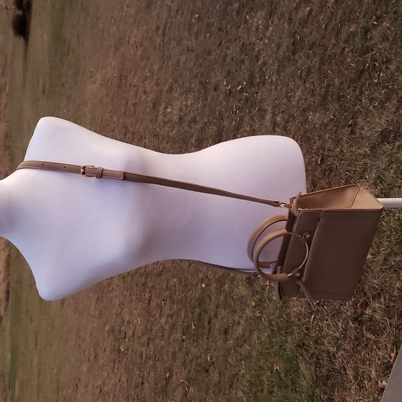 NWOT Crossbody purse with attachable strap - Picture 9 of 9